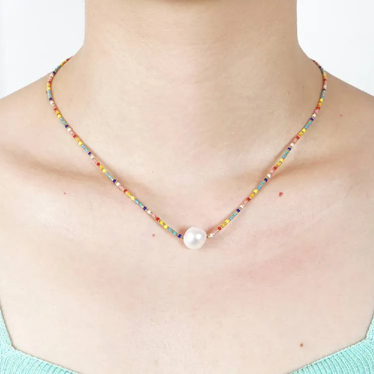 Il design principale del design originale della collana di perle di riso di colore lungo con ciondolo di perle naturali d'acqua dolce barocca di luss