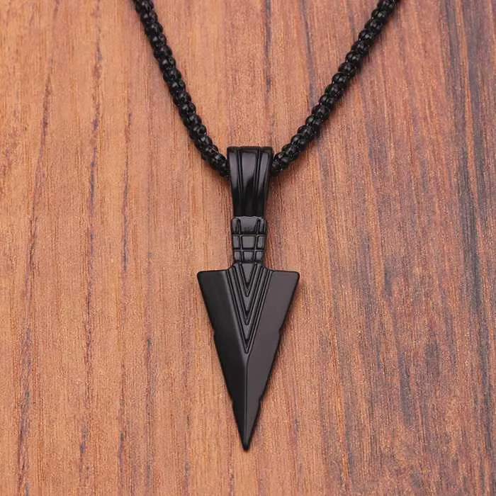 Collana lunga nera opaca di design da uomo con catena di gioielli con pendente a freccia Hip Hop Punk Rock Natale regalo di Halloween per uomo Wome