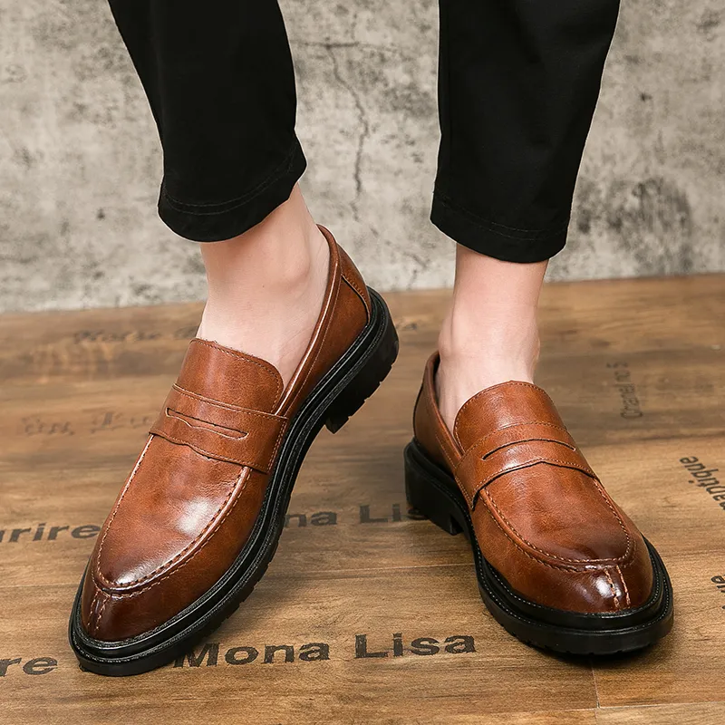 Scarpe da uomo stile britannico scarpe a punta in pelle scarpe antiscivolo suola morbida tinta unita morbida pelle casual abbigliamento formale tende