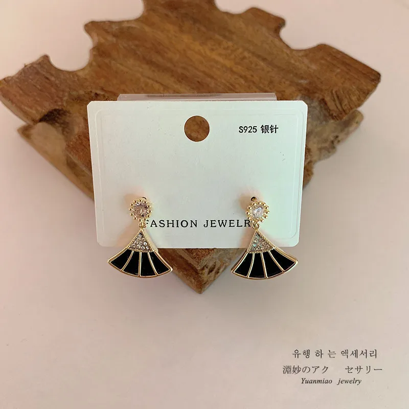 Contatore nuovi semplici orecchini a forma di ventaglio micro orecchini con strass intarsiati a clip retrò S925 orecchini ad ago in argento