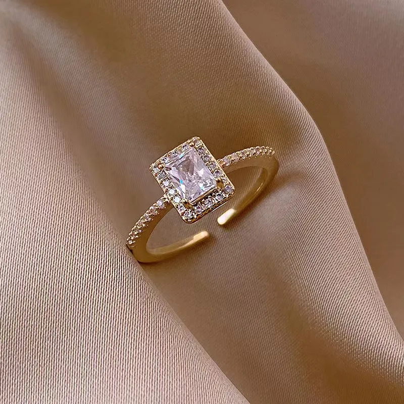 Anello da donna di fascia alta in zircone intarsiato con temperamento di diamanti quadrati e personalità squisita. L'apertura dell'anello può essere
