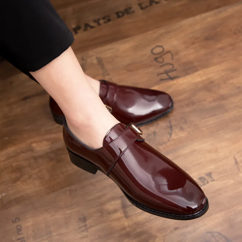 Moda alla moda all-fiammifero nuove scarpe casual in pelle da uomo estivo aumentato punta a punta vestito da lavoro britannico fibbia vestito scarpe