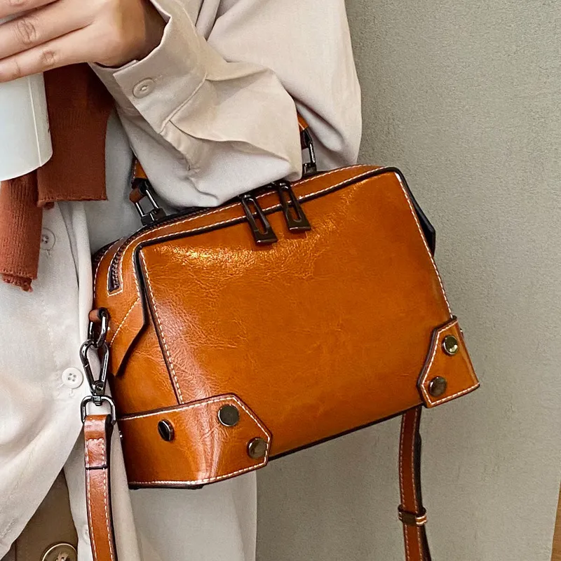 Nuovo stile di nicchia design Boston bag 2021 nuova borsa da donna in pura pelle di cera d'olio borsa a doppia tracolla in pelle di mucca stile europ