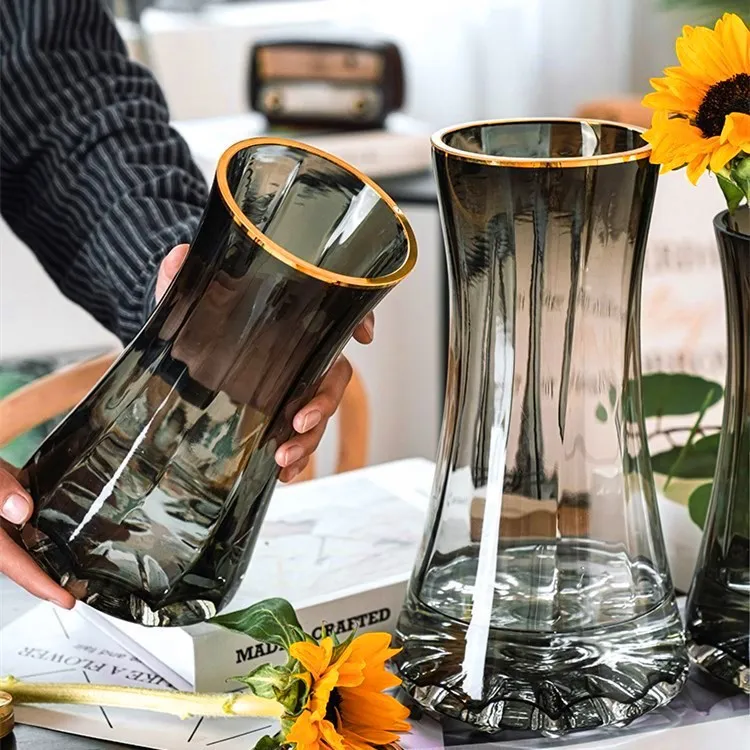 Tracciamento europeo oro creativo semplice acqua che alza i fiori giglio Nordic web celebrità soggiorno composizione floreale con un vaso di vetro tr