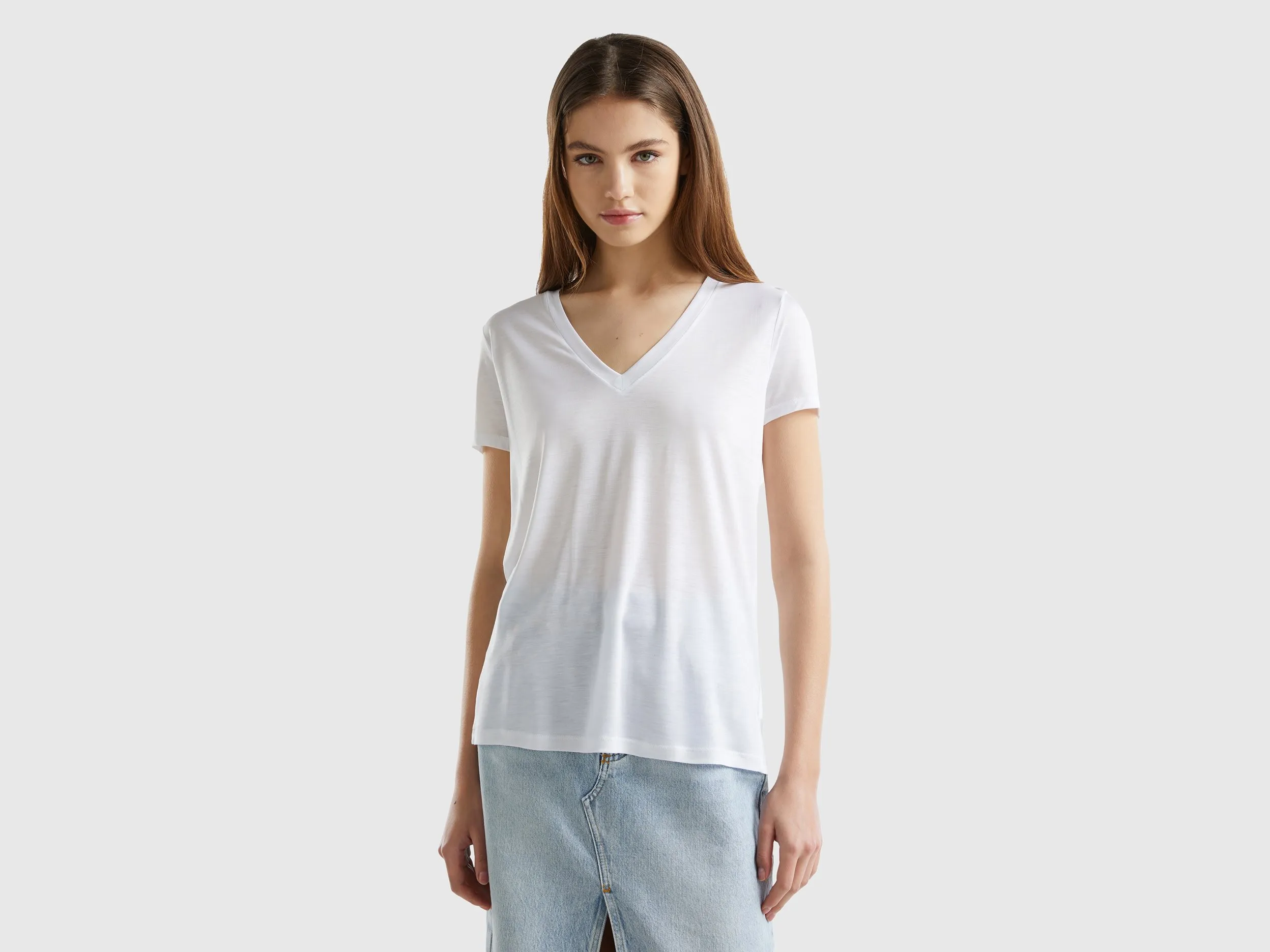 Benetton, T-shirt Scollo A V In Viscosa Sostenibile, Bianco, Donna