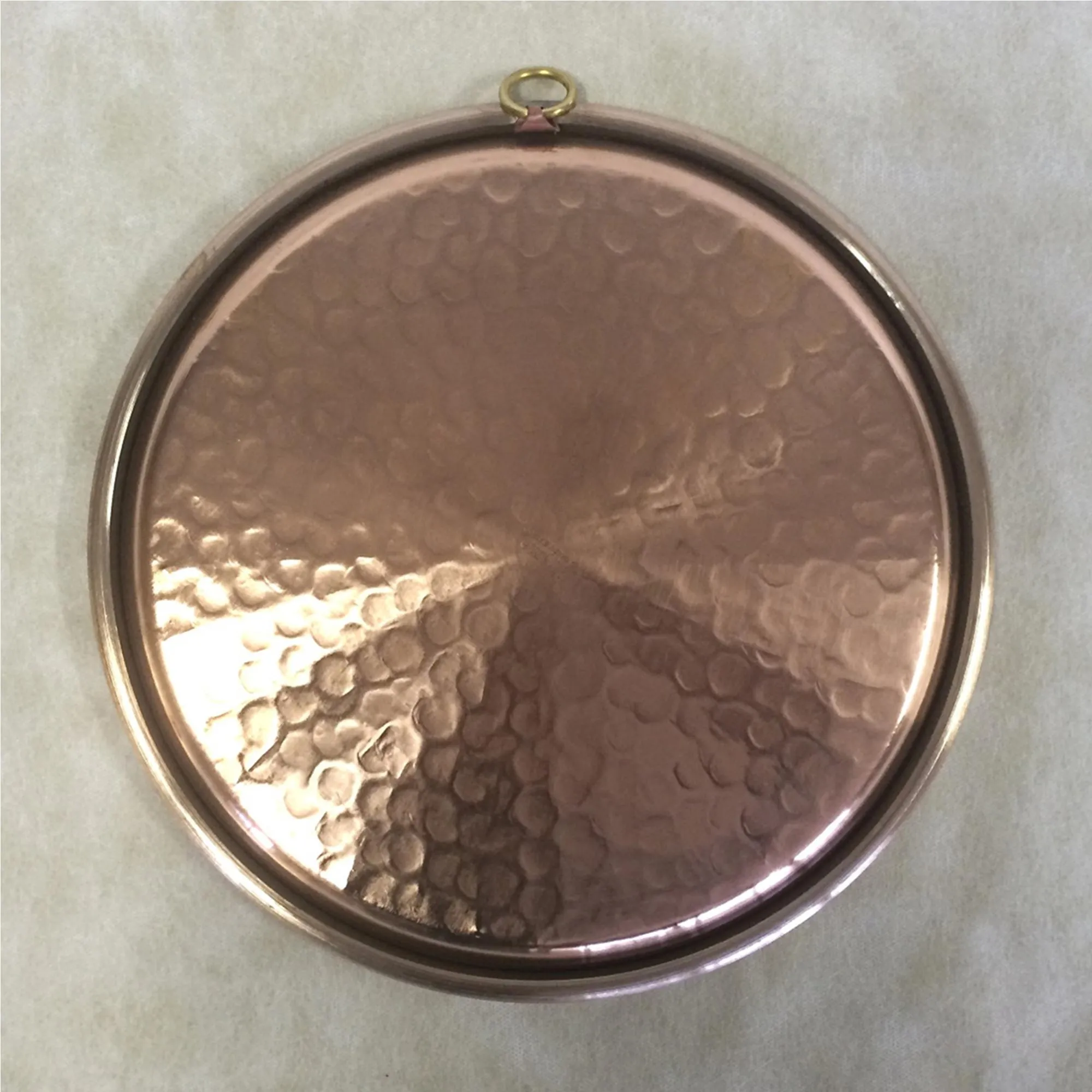 Teglia rotonda in Rame Martellato Ø37xh3,0 cm con anello in ottone, stagnata all'interno