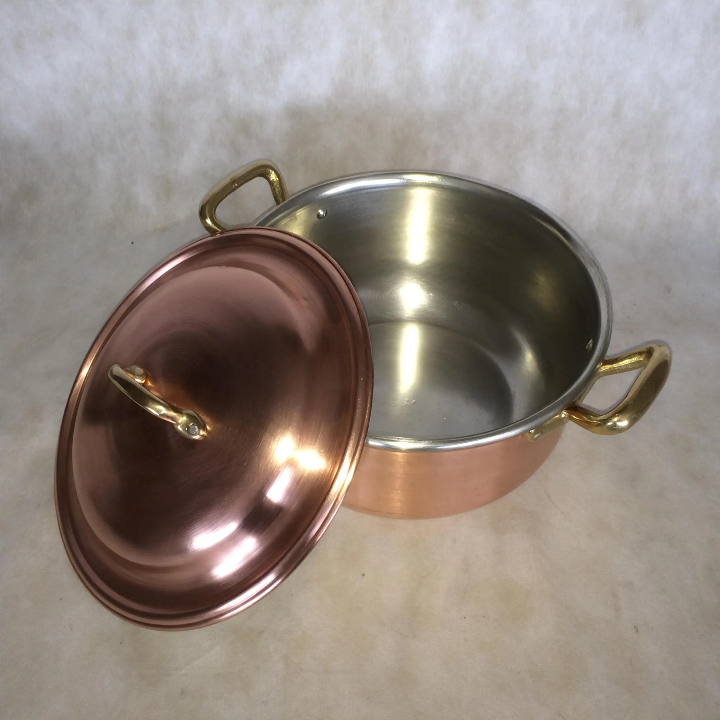 Casseruola In Rame 2 manici con Coperchio inclusi Ø28 cm - Peso 2.7 kg ideale per la preparazione di primi come di secondi, ideale per le carni, per arrostire stufare e brasare
