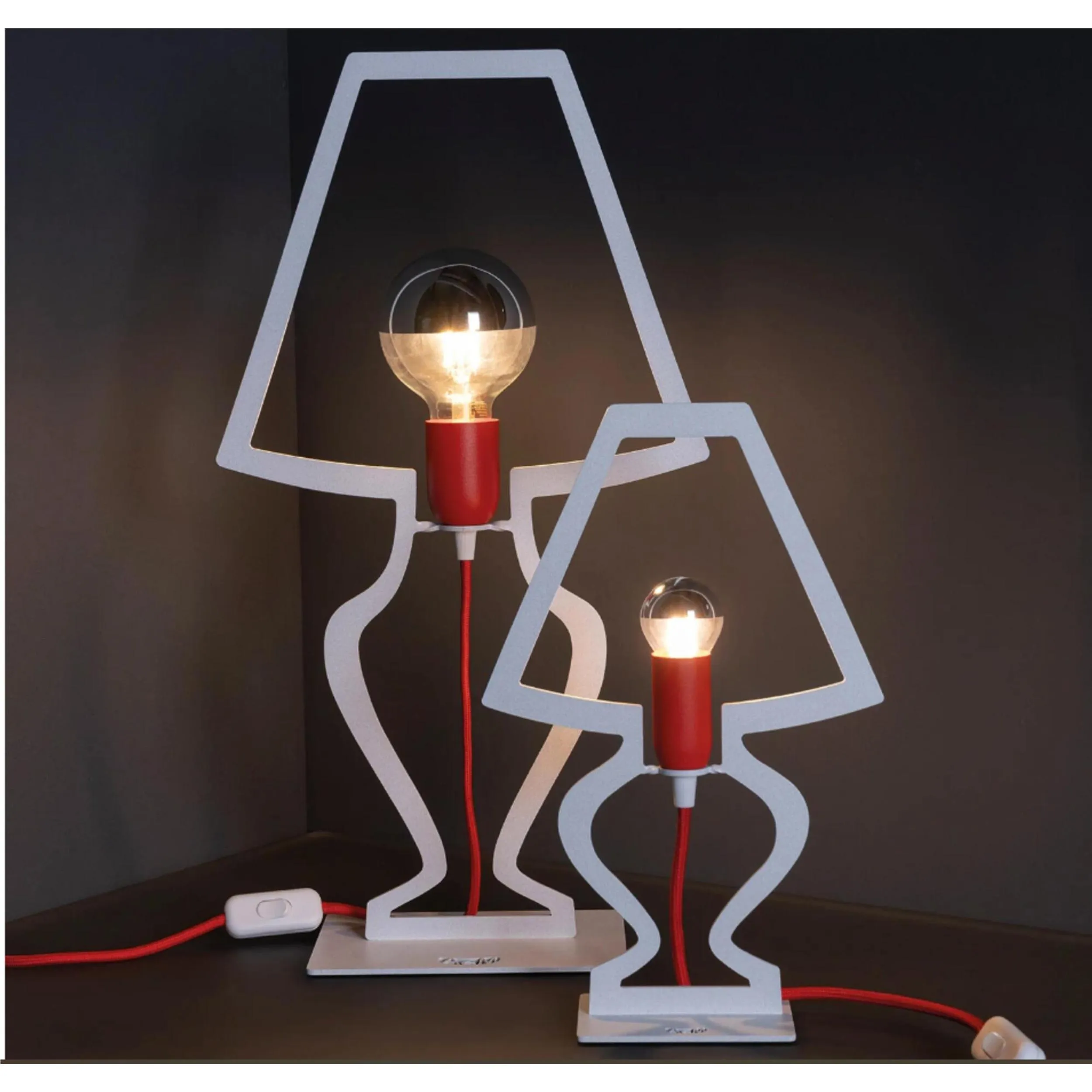 Piccola lampada da tavolo Lampada magica che evoca un carattere onirico Silhouette Dimensione 22x h 33 cm classica abat-jour e stilizzandola in una specie di contorno a filo colore bianco