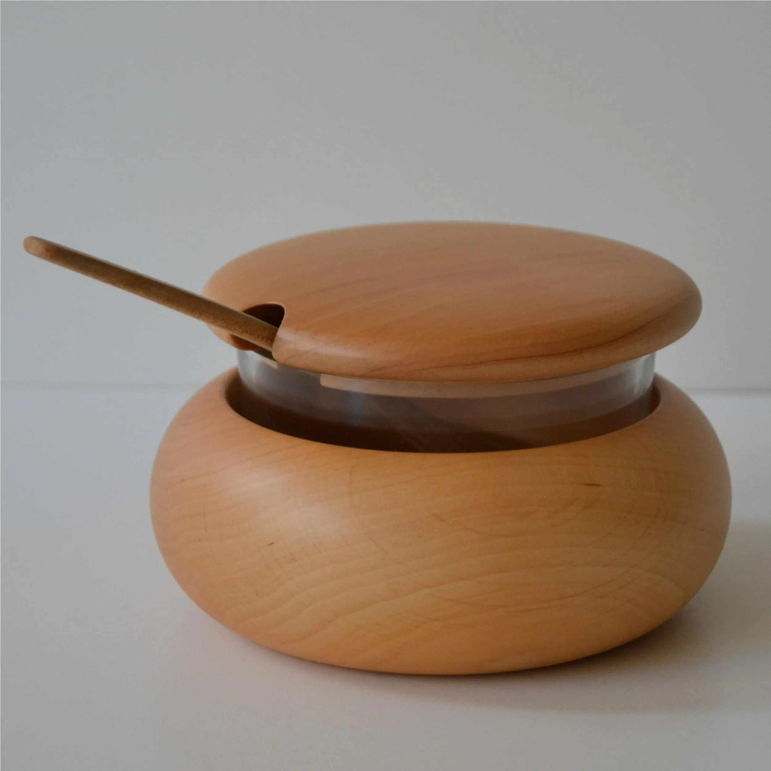 Formaggera in legno massello Ø 12xh 9 cm in legno massello di tiglio, interno in vetro combinazione e cucchiaino colore legno naturale