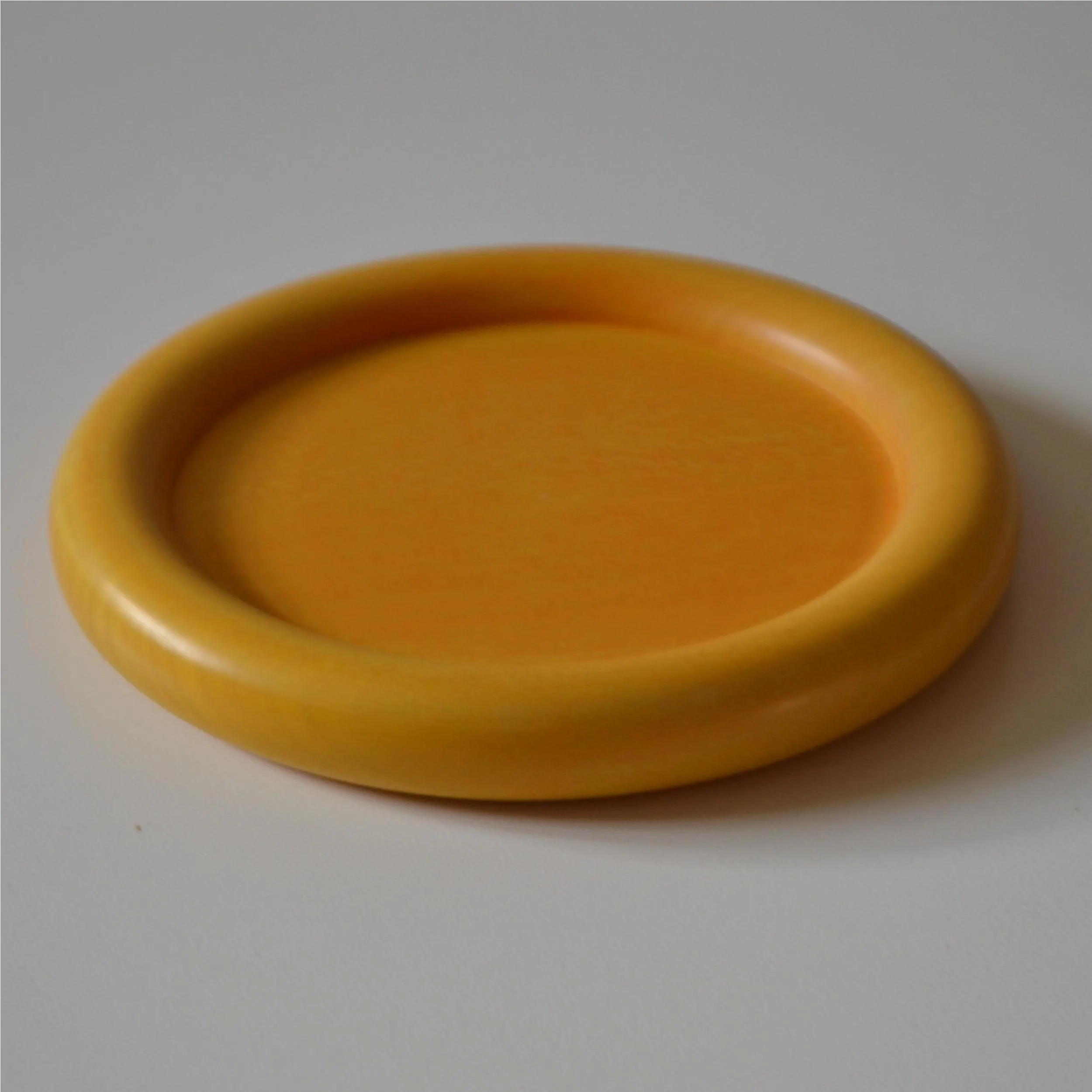 Sottobottiglia in legno di tiglio tornito a mano diametro 13xh1,5 cm Può essere usato anche come piattino per il pane coloregiallo