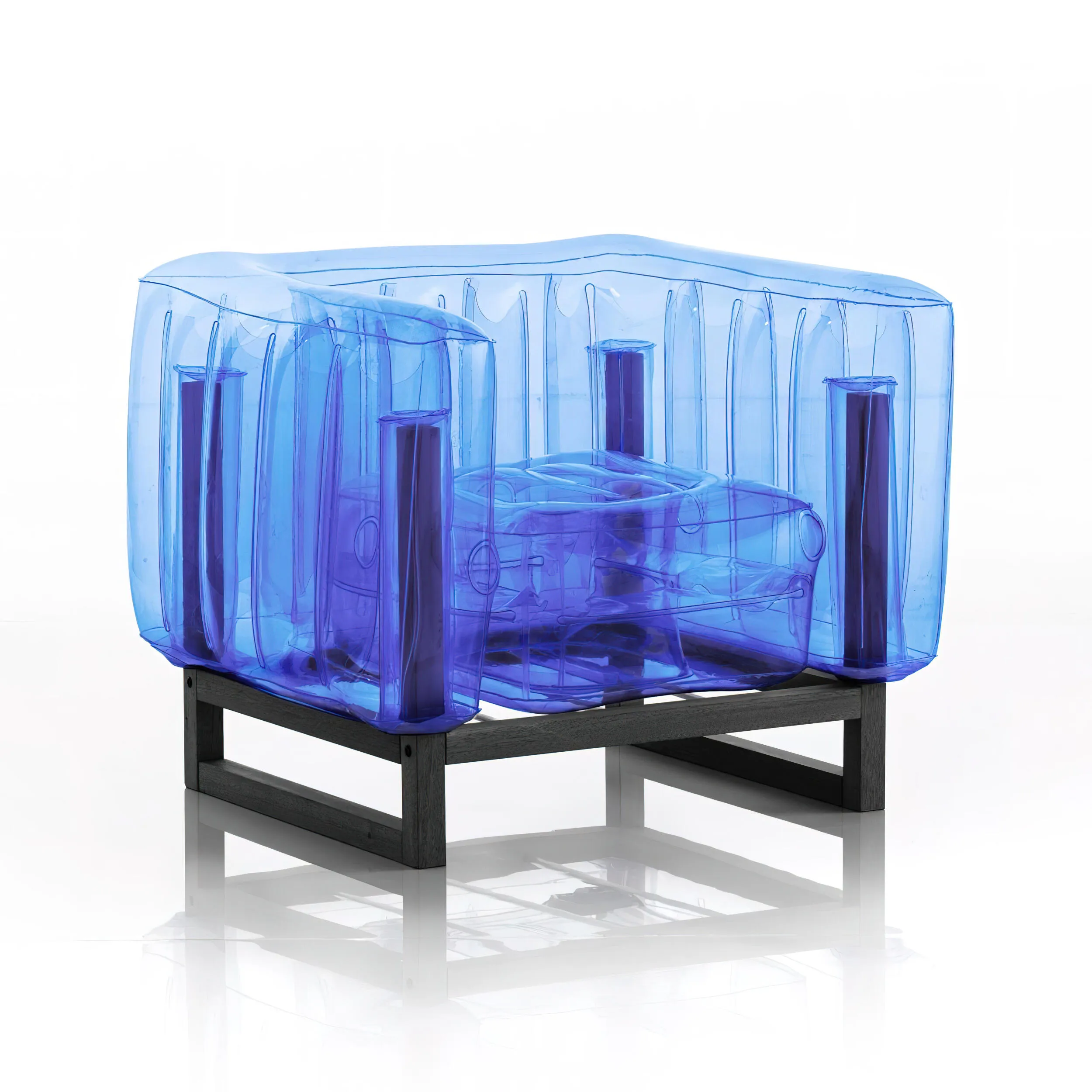 poltrona Yomi eko struttura in legno nero, dimensioni 76x83xH69 cm peso 12,7 kg, seduta gonfiabile in TPU colore blu