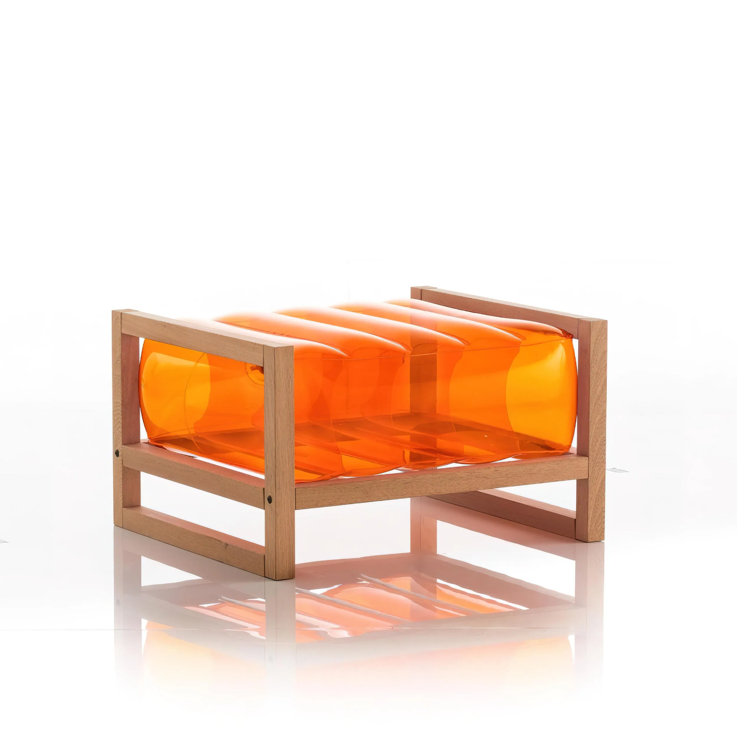 Pouf EKO gonfiabile con telaio in legno e TPU Crystal Orange YOKO, 62x70xH40 cm riciclabile, biodegradabile, estremamente resistente, peso sopportabile 150 kg