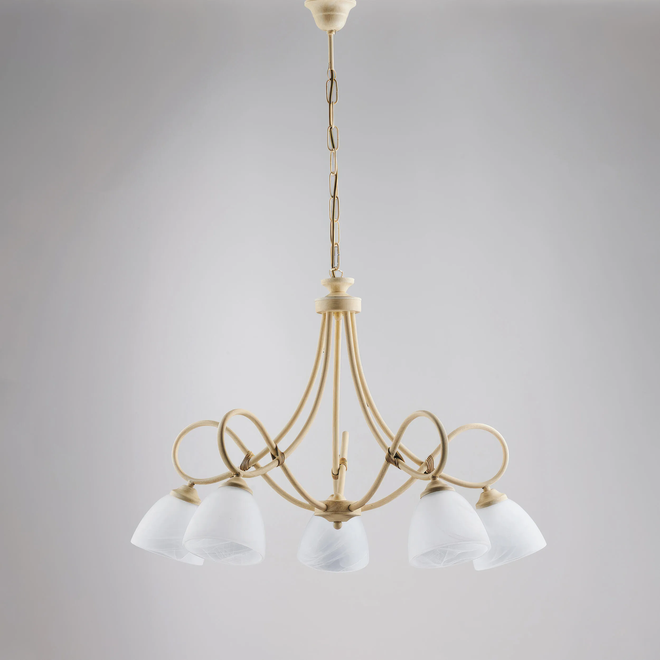 Lampadario Dallas in ferro laccato avorio con decorazione decapè e vetri alabastro bianchi 5 luci, altezza 52 Cm, Cavo allungabile fino a 112 Cm, larghezza 69 Cm