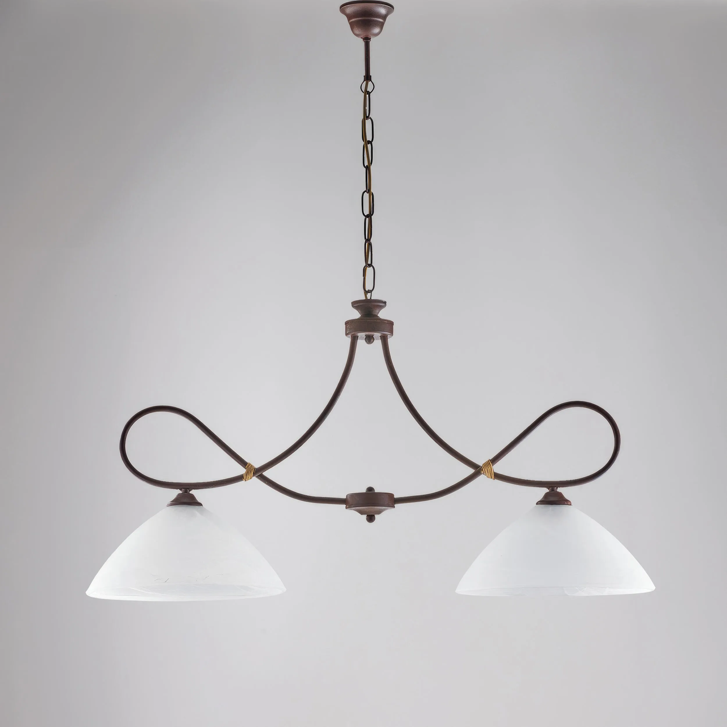 Lampadario Dallas in ferro laccato nero con decorazione ruggine e vetri alabastro bianchi 2 luci, altezza 50 Cm, Cavo allungabile fino a 110 Cm, larghezza 92 Cm