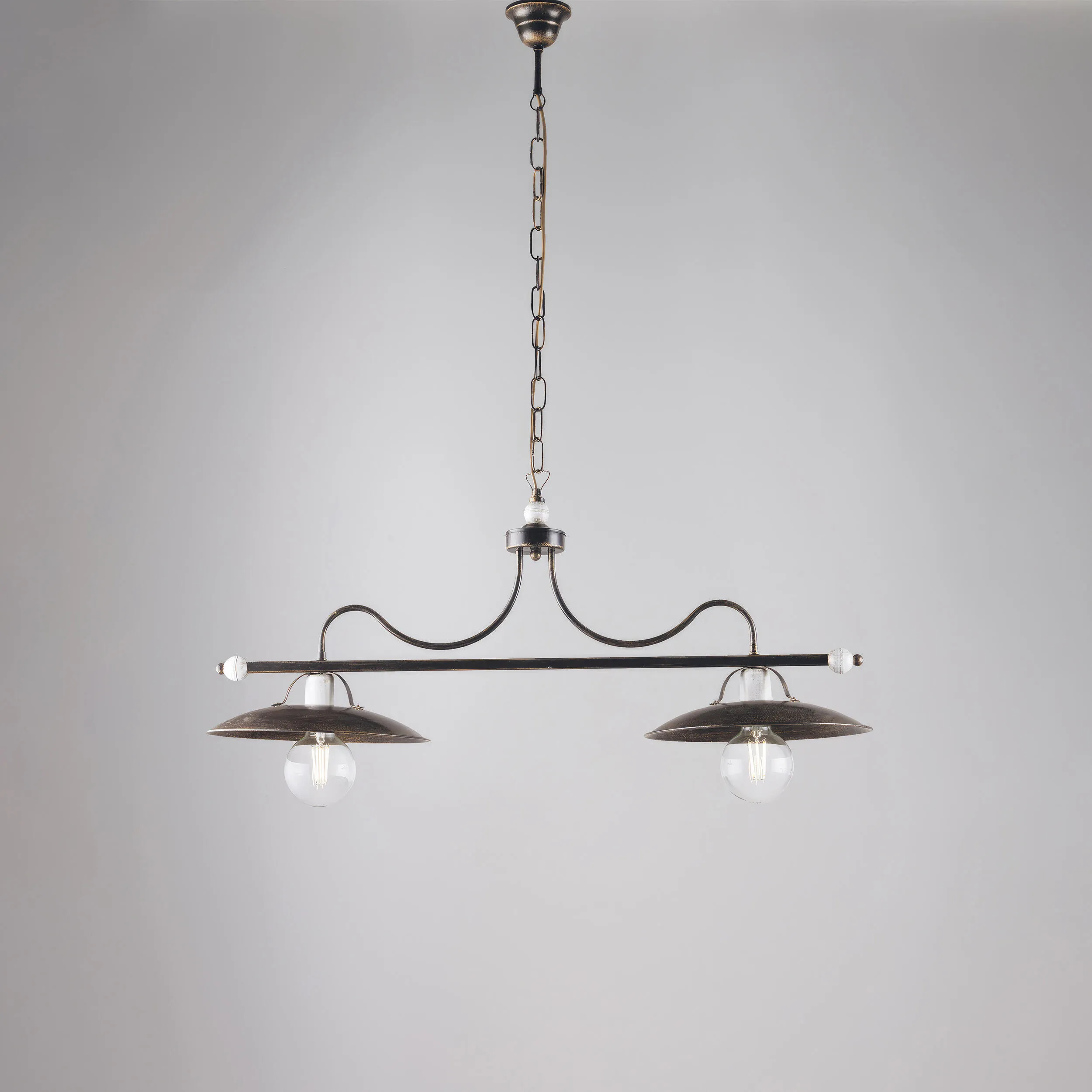 Lampadario Cantina in ferro laccato marrone con decorazione oro e rifiniture bianche 2 luci , altezza 36 Cm, Cavo allungabile fino a 96 Cm, larghezza 87 Cm