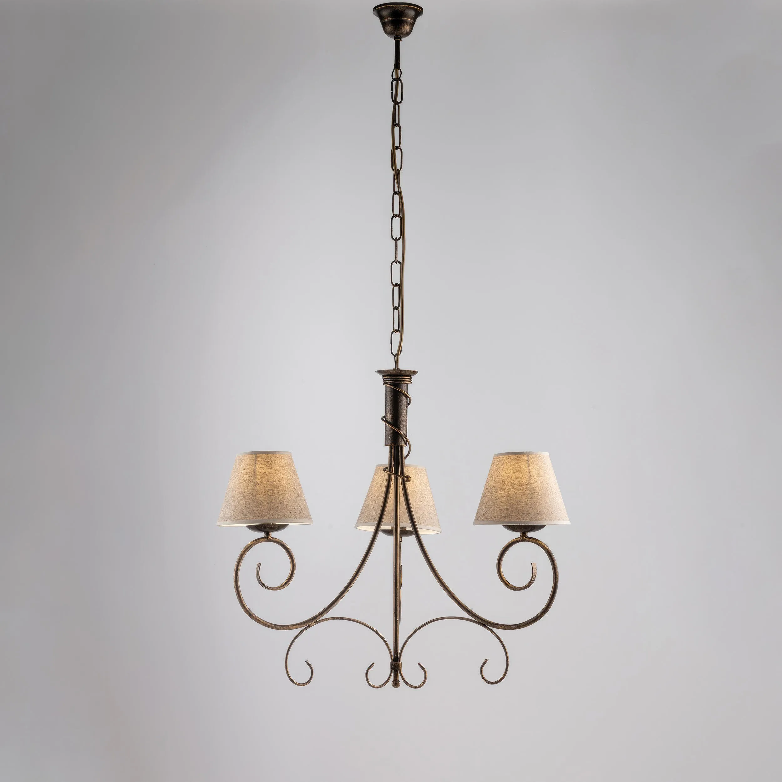 Lampadario Vienna in ferro laccato marrone con decorazione oro chiaro e paralumi in pvc effetto tessuto 3 luci, altezza 58 Cm, Cavo allungabile fino a 118 Cm, larghezza 52 Cm