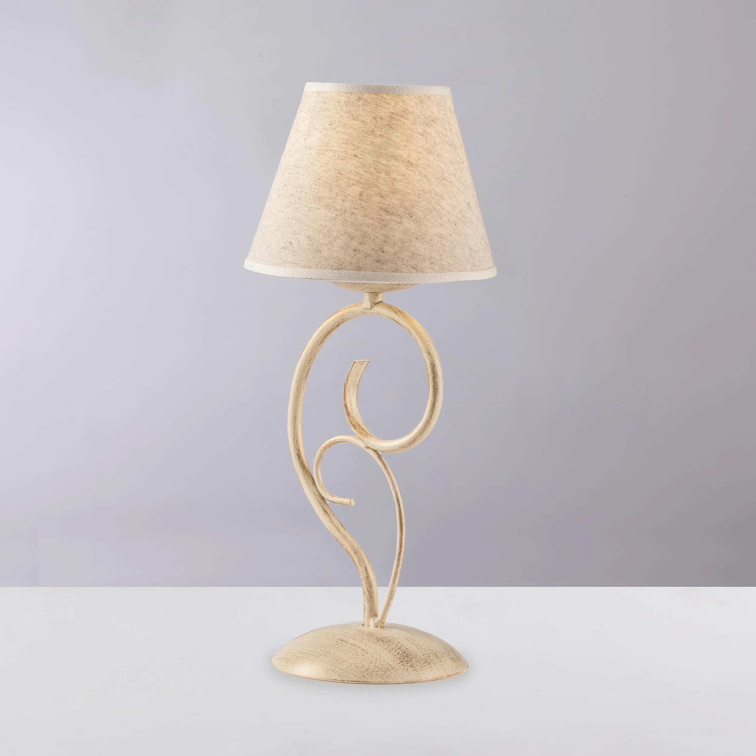 Lumetto Vienna in ferro laccato avorio con decorazione oro chiaro e paralume in pvc effetto tessuto 1 luce, altezza 38 Cm, larghezza 16 Cm