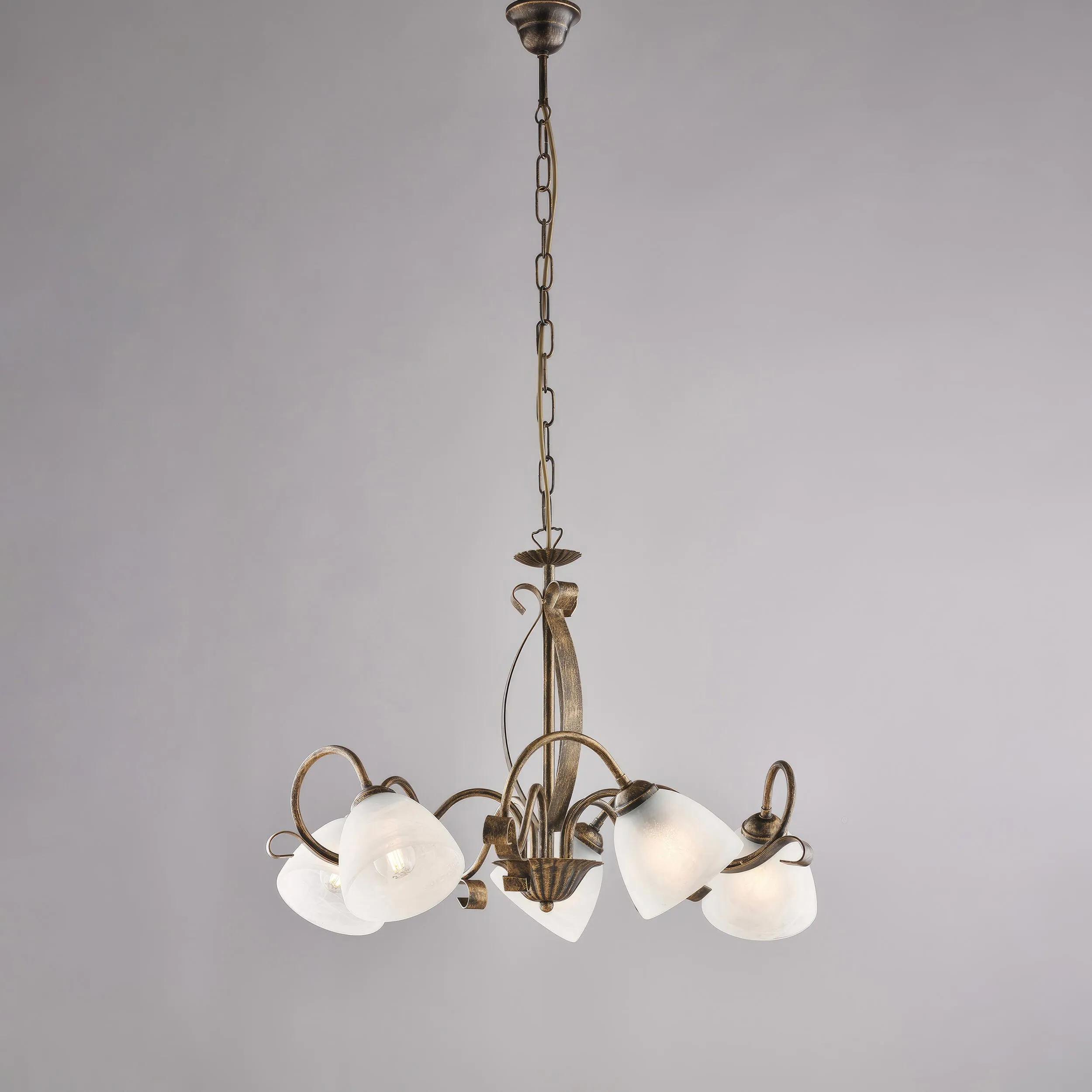 Lampadario Forgiato in Ferro Laccato Marrone con Decorazione Oro Antico, 45xMAX 105xØ64 cm, 5 Luci E14 - 42 Watt Max, Diffusori in Vetro Alabastro Bianco