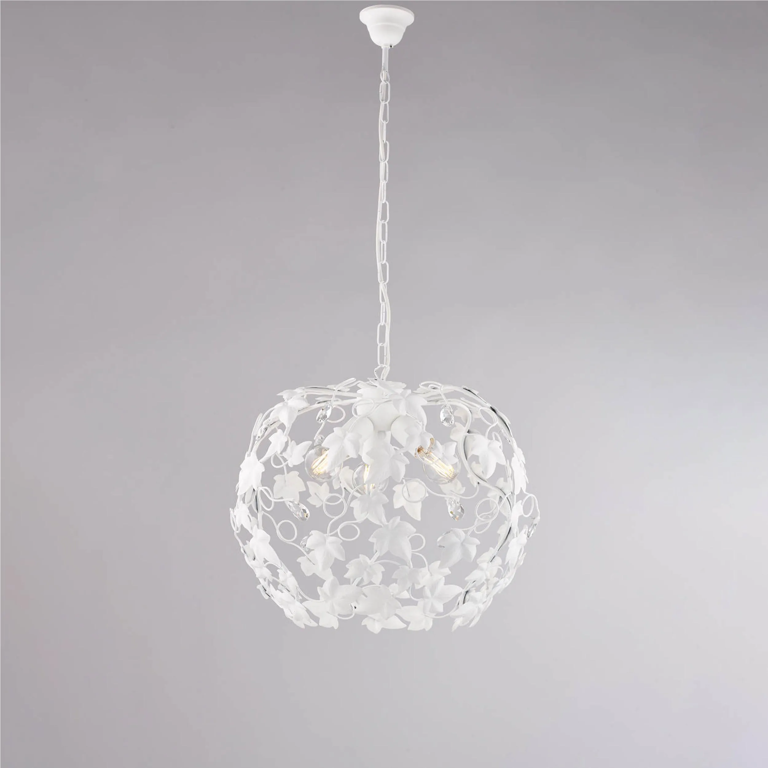 Lampadario Edera in ferro laccato bianco con decorazione shabby e strass in cristallo 3 luci , altezza 45 Cm, Cavo allungabile fino a 105 Cm, larghezza 50 Cm