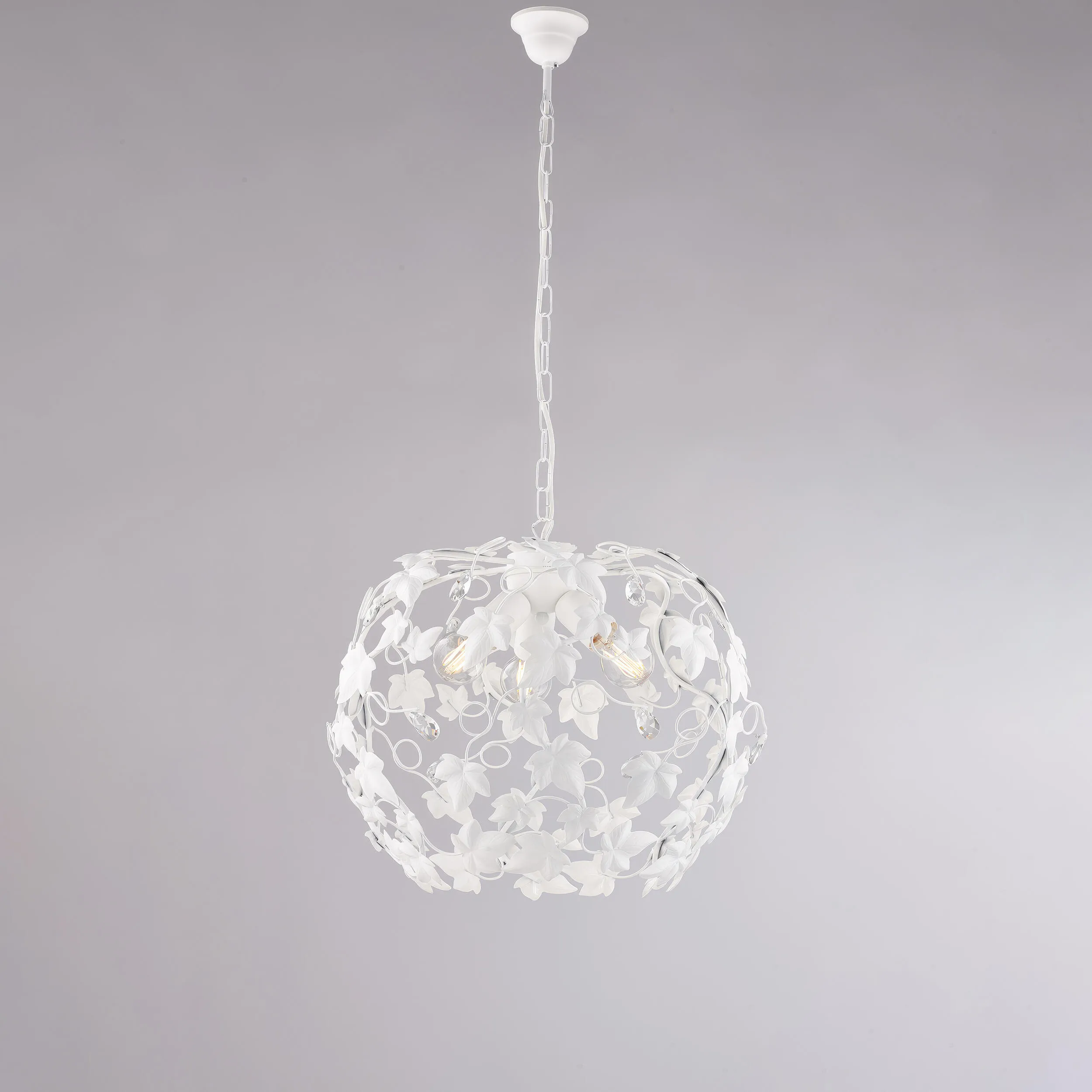 Lampadario Edera in ferro laccato bianco con decorazione shabby e strass in cristallo 3 luci , altezza 45 Cm, Cavo allungabile fino a 105 Cm, larghezza 50 Cm