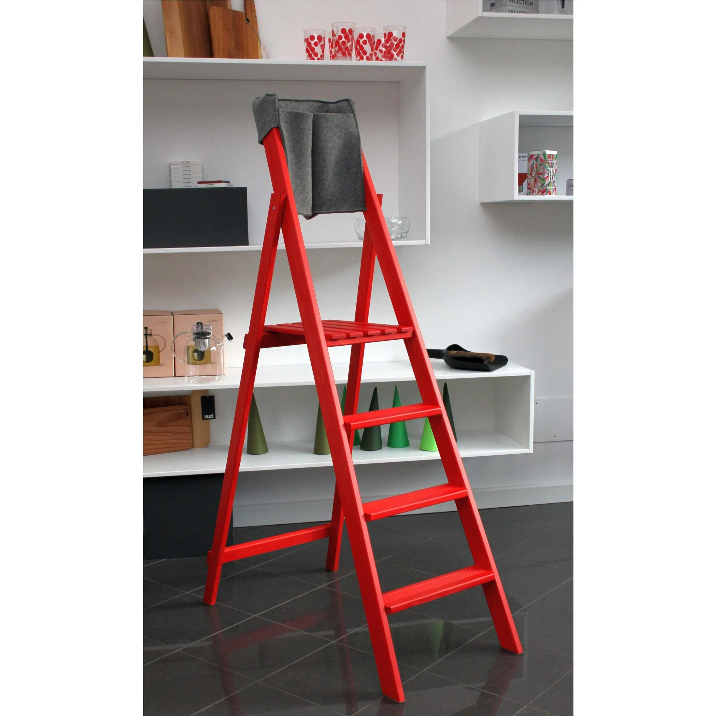 Scala quattro gradini richiudibile BIBO 4 in Faggio Massello Dimensioni H88 cm 50x11x163 cm Peso 7 Kg CON Tascone Porta Attrezzi Rosso