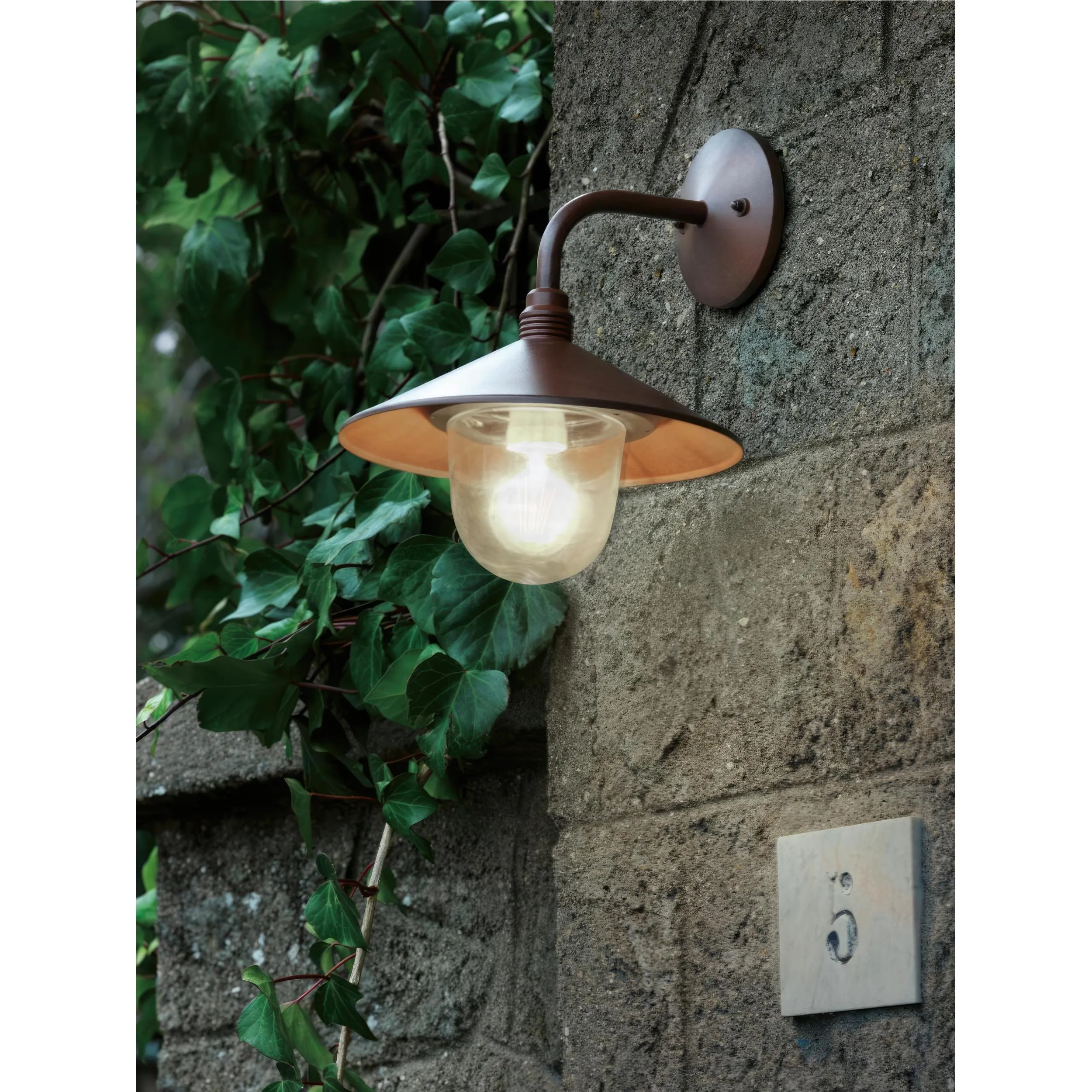 Applique in pressofusione di alluminio SPECTRE Grande Diffusori in vetro trasparente. 27x28,6x h 33 cm Altezza max lampada: 105mm. Alimentazione 230 V ~ 50 Hz CORTEN