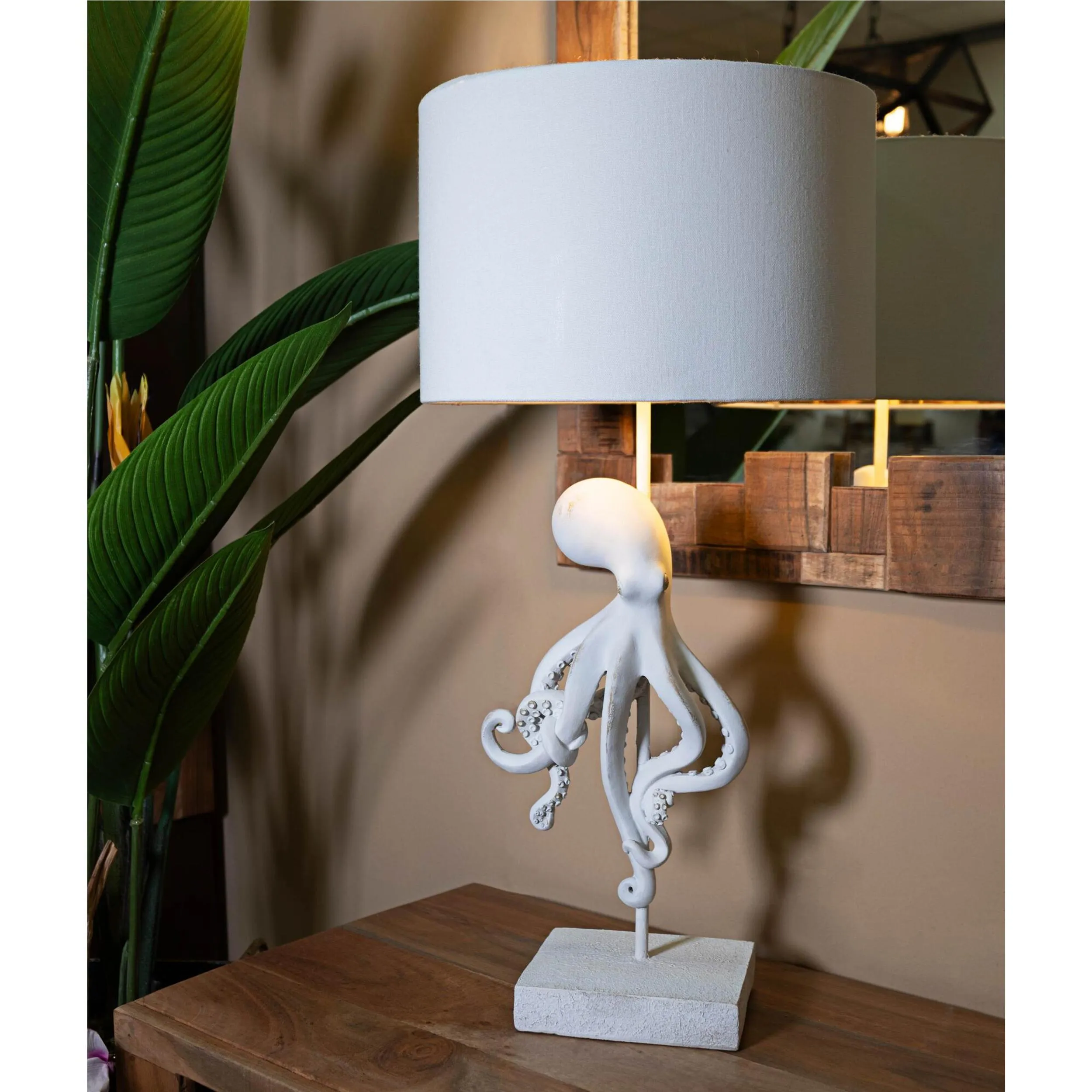 Lampada da tavolo in resina bianca a forma di polipo Dimensioni 26xh 43,8 cm in resina bianca e paralume in tessuto bianco